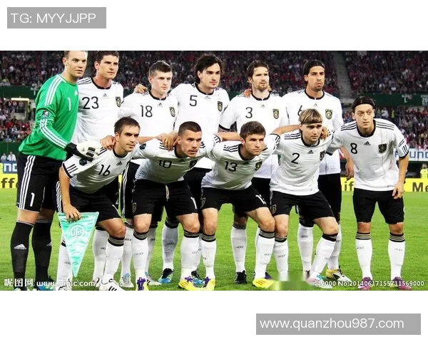 足球明星高举国旗的高清照片展现激情与荣耀的瞬间 足球明星高举国旗的高清照片展现激情与荣耀的瞬间